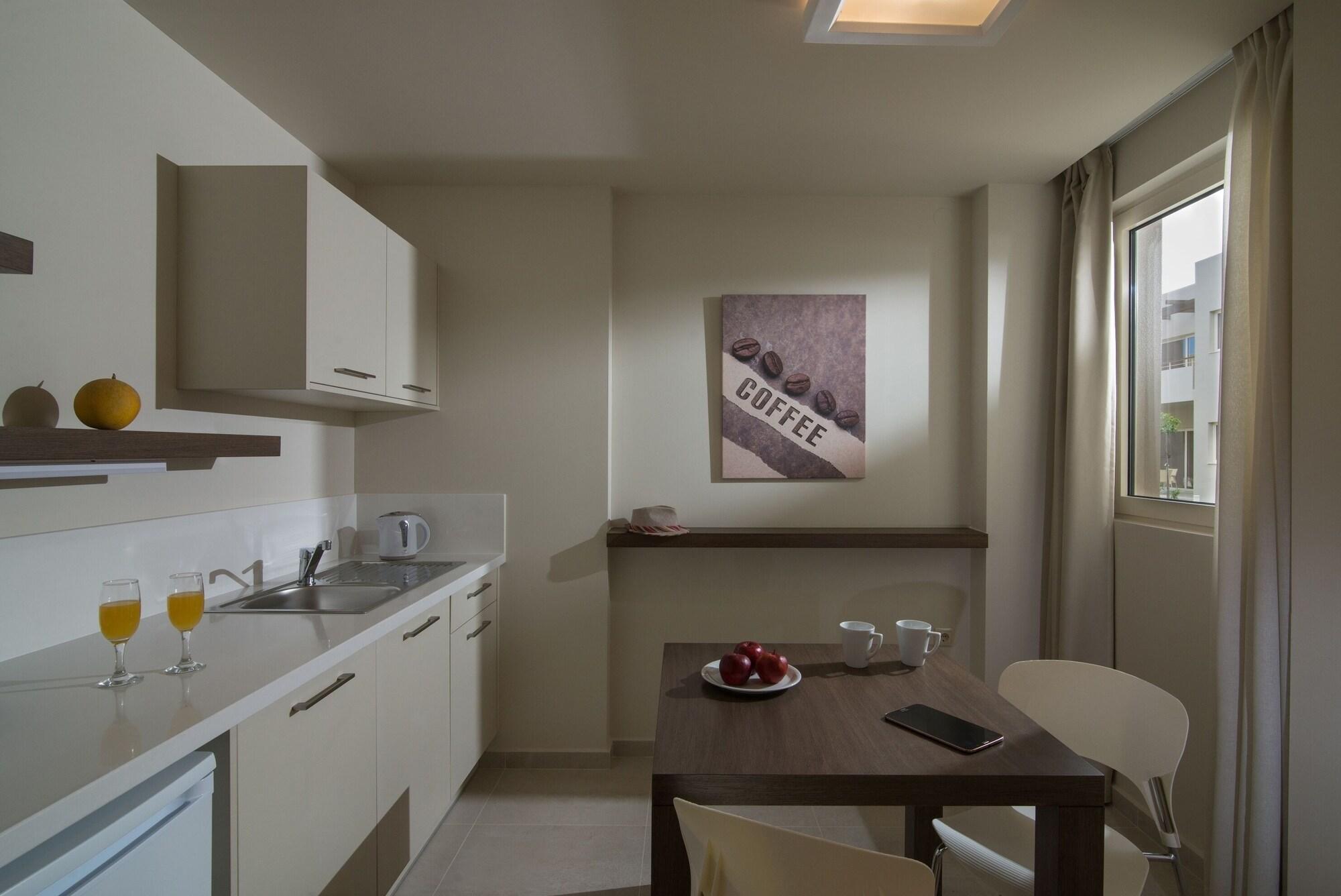 Ourania Apartments Hotel Херсониссос Экстерьер фото