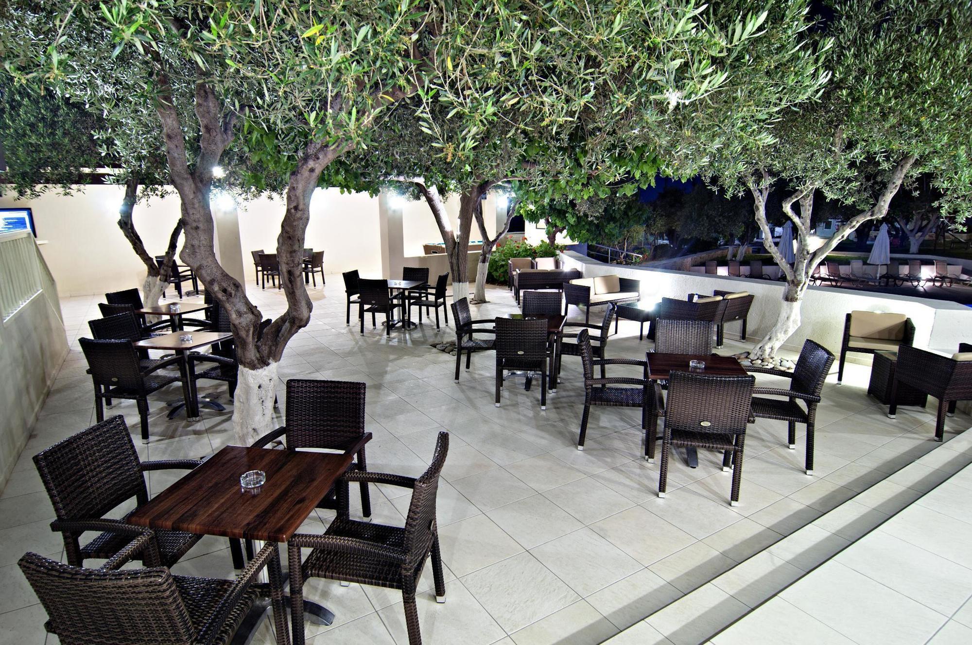 Ourania Apartments Hotel Херсониссос Экстерьер фото